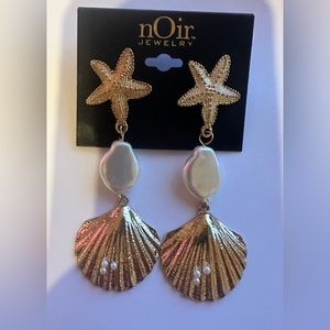 Noir seashell earrings.